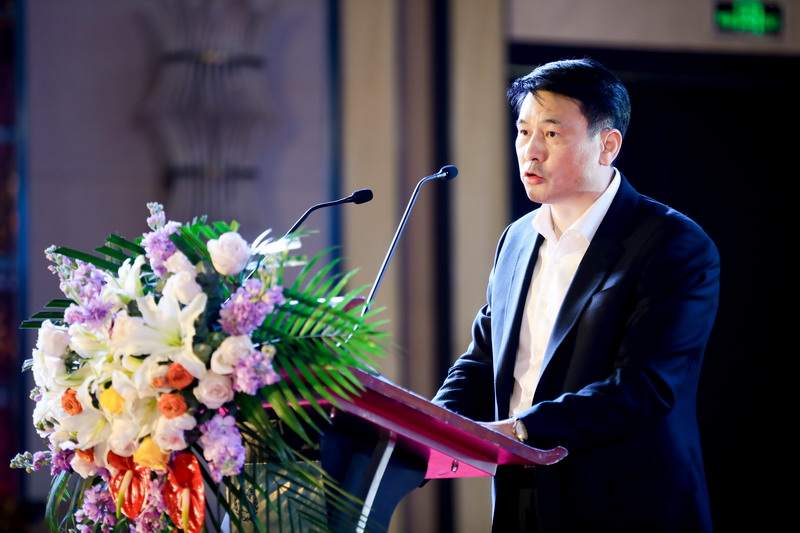 集团董事长陈松先生为本次庆典致辞,并代表公司向一直以来在各个岗位